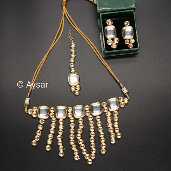 Kundan white stone neck choker with earrings and teeka back meenakari - Image 2