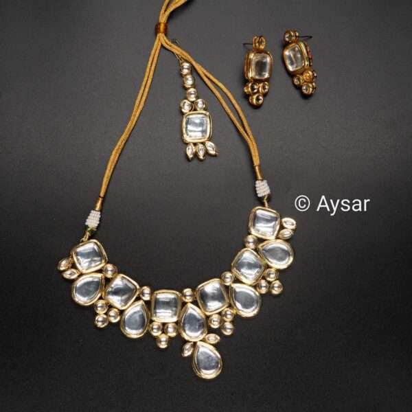 Kundan white stone bridal choker with earrings and maanteeka - Image 4